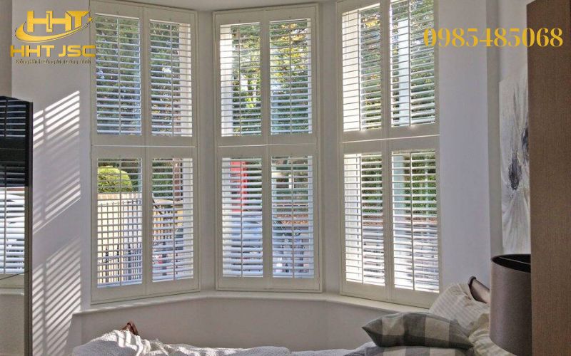 Cửa chớp được lắp đặt trong không gian phòng ngủ