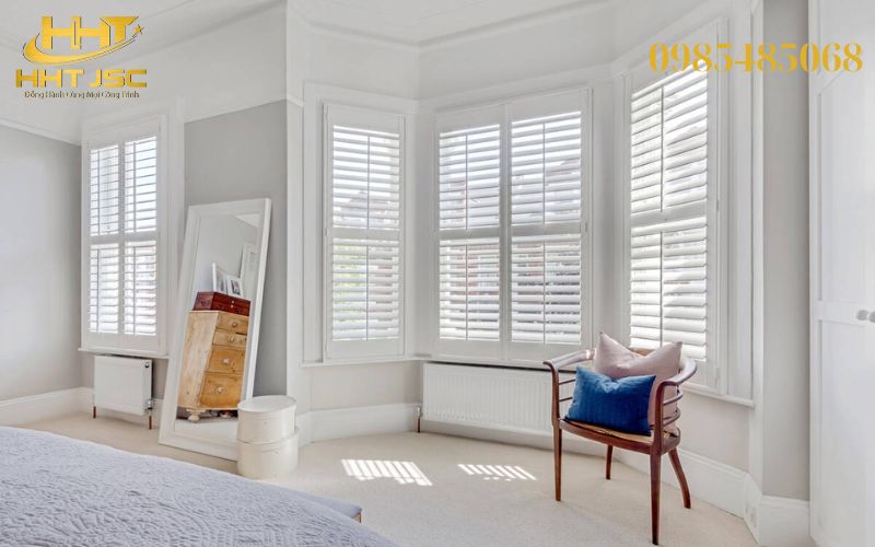 Cửa chớp giúp không gian phòng thoáng hơn