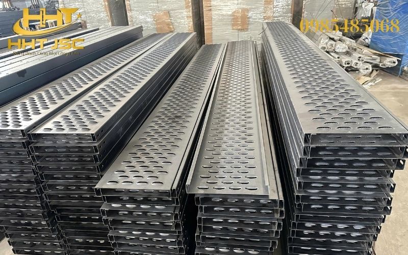 Sàn thao tác điện mặt trời làm từ thép mạ nhôm kẽm cao cấp, chống ăn mòn và chịu thời tiết khắc nghiệt ngoài trời.