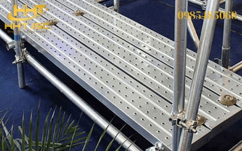 Nhờ thiết kế gọn gàng, sáng bóng và có thể gia công theo yêu cầu, sàn thao tác của HHT JSC đáp ứng cả yêu cầu kỹ thuật lẫn thẩm mỹ.