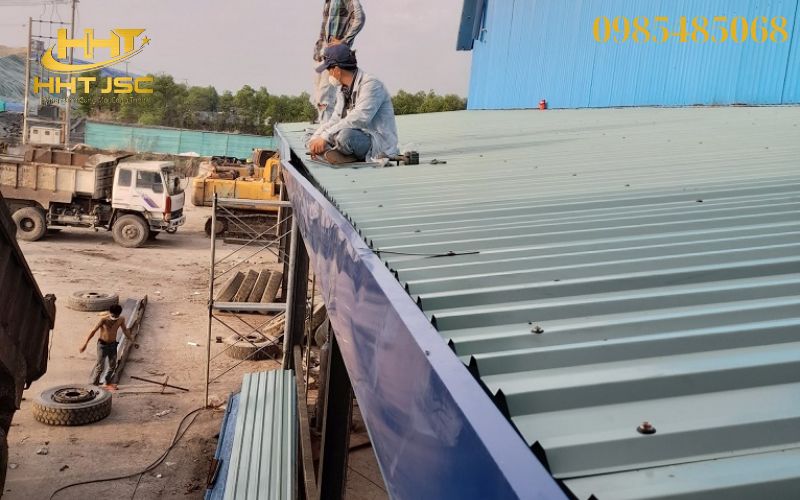 Lắp máng thoát nước trên mái