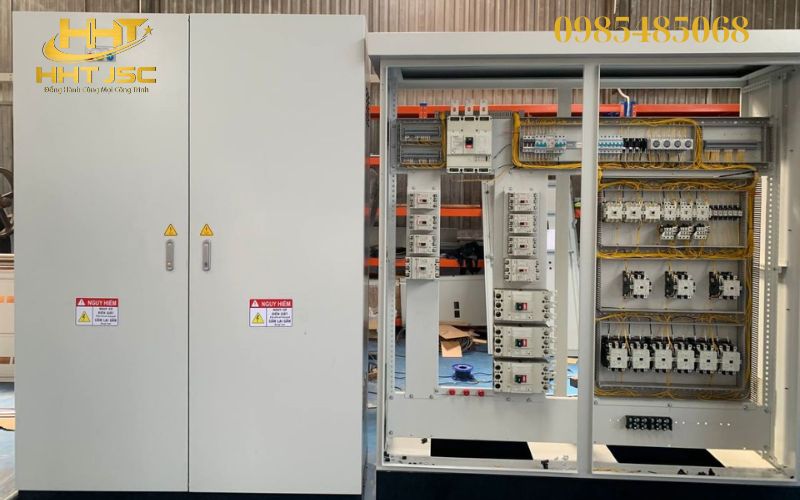 Vỏ tủ điện lắp đặt trong nhà máy