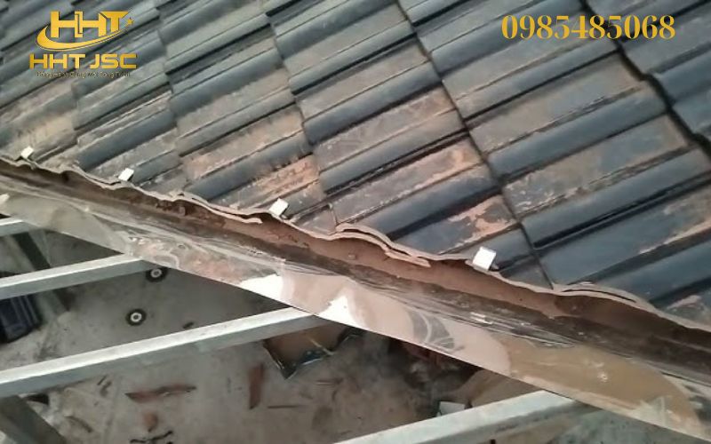 Lắp đặt máng xối trên mái