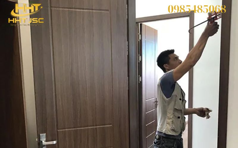 Lắp đặt trọn gói cửa composite đảm bảo an toàn, chắc chắn